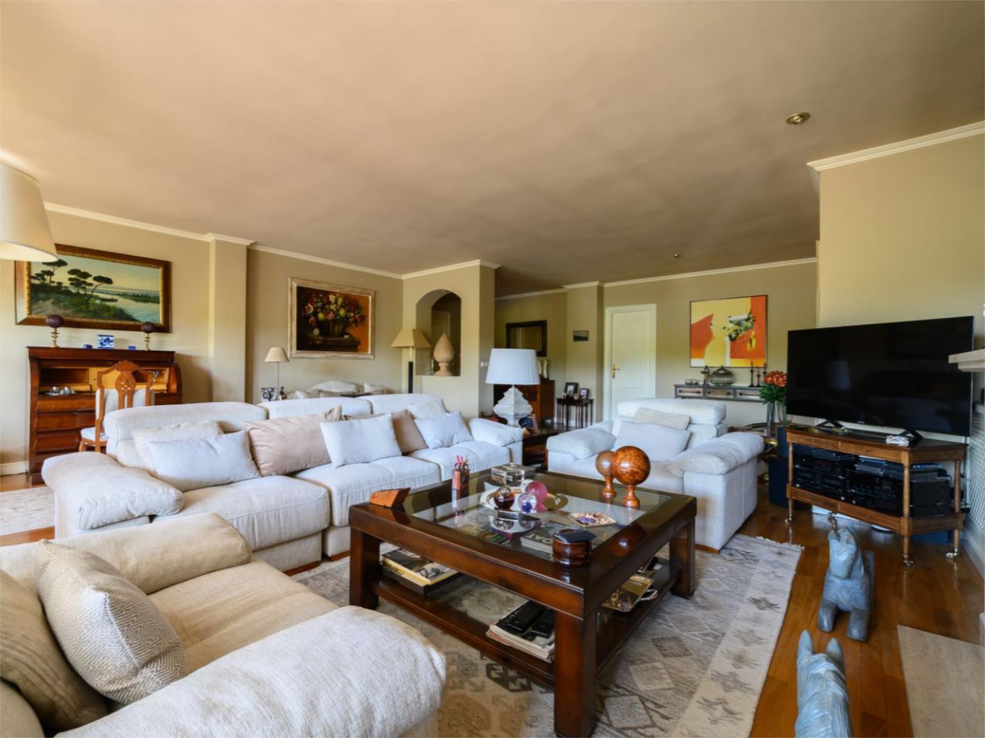 Sala de estar de Piso en venta en La Moraleja con Calefacción, Jardín privado y Parquet