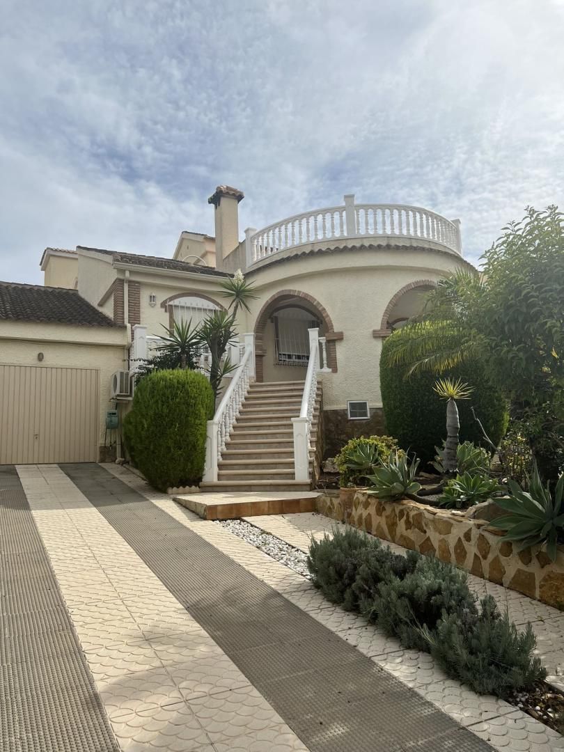 Vista exterior de Casa o xalet de lloguer en Santa Pola amb Aire condicionat, Calefacció i Jardí privat