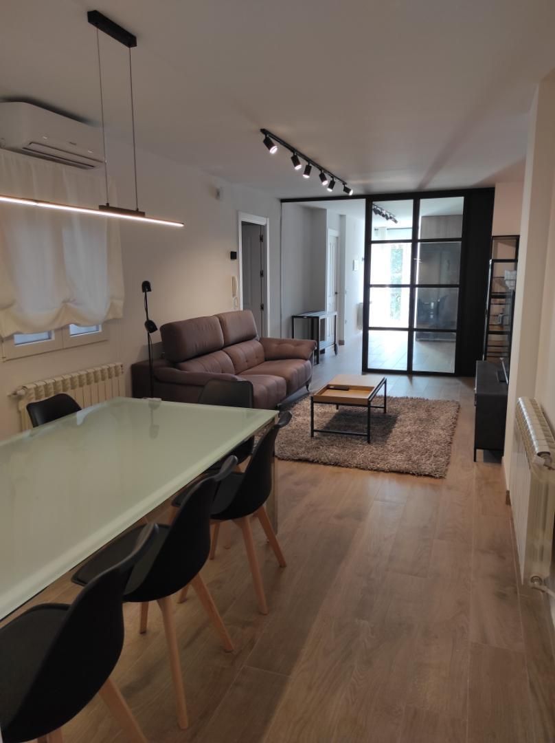 Living room of Flat to rent in Plasencia  with Air Conditioner and Balcony