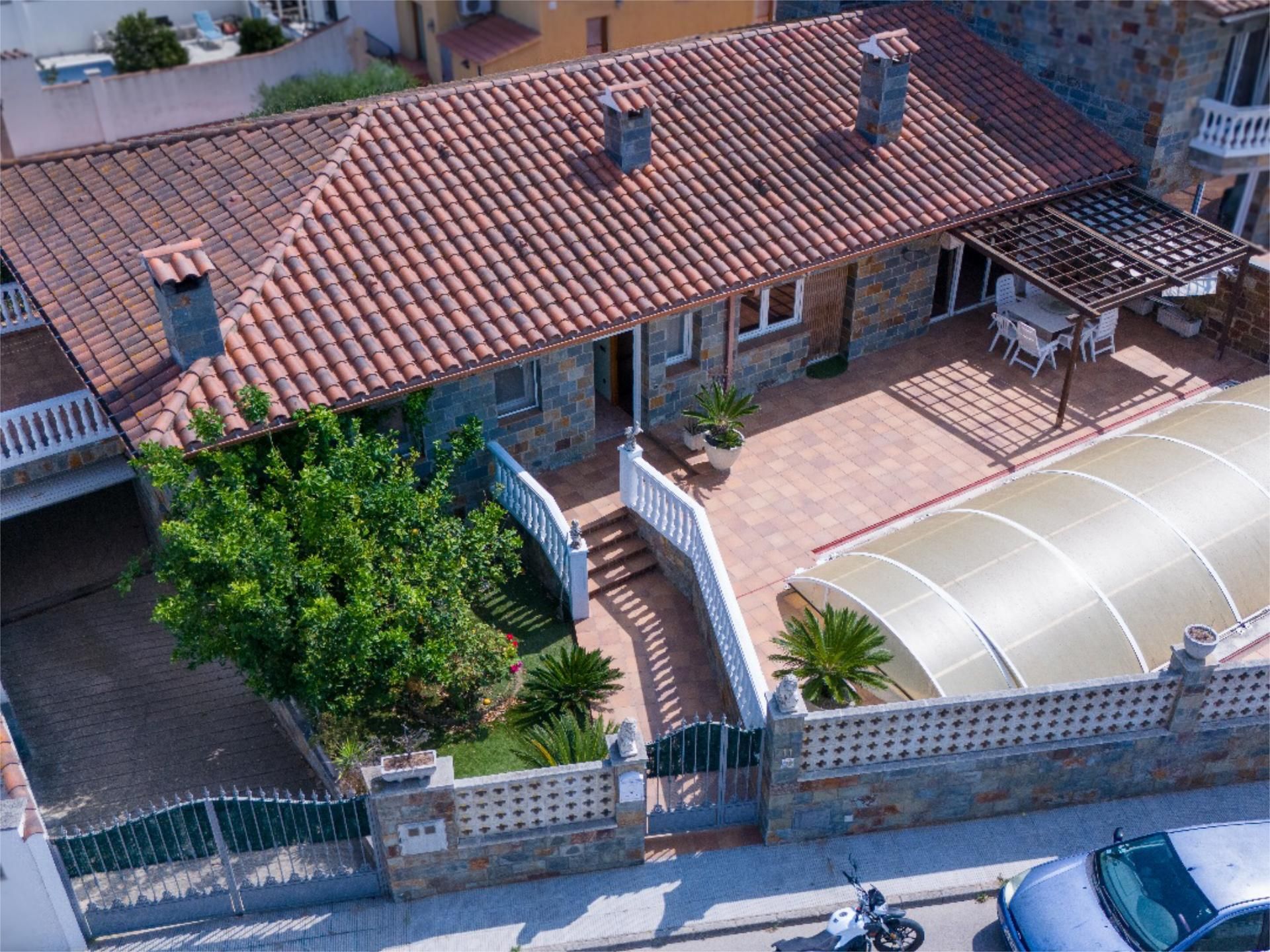 Vista exterior de Pis en venda en Castelló d'Empúries amb Aire condicionat, Terrassa i Piscina