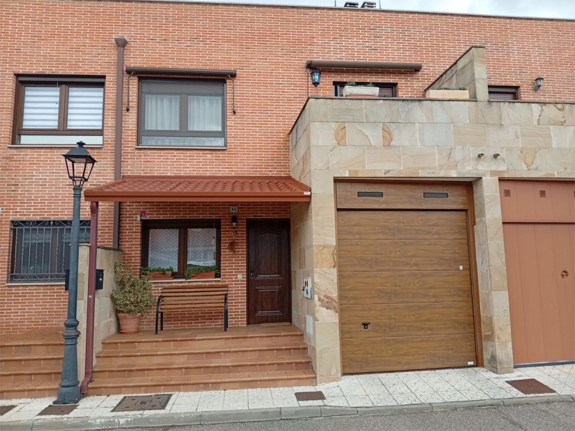 Vista exterior de Casa o xalet en venda en Fresnillo de las Dueñas amb Calefacció, Jardí privat i Parquet