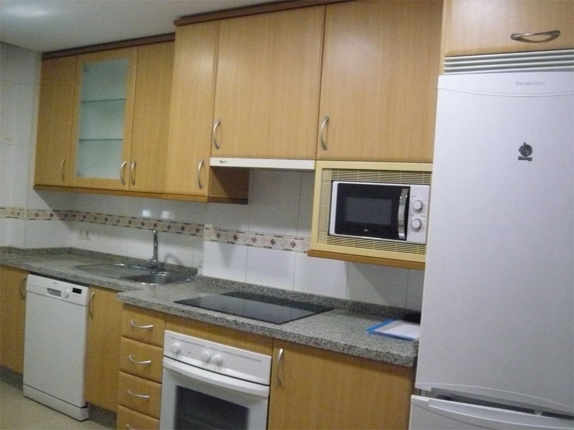 Cuina de Pis de lloguer en León Capital  amb Calefacció, Parquet i Terrassa