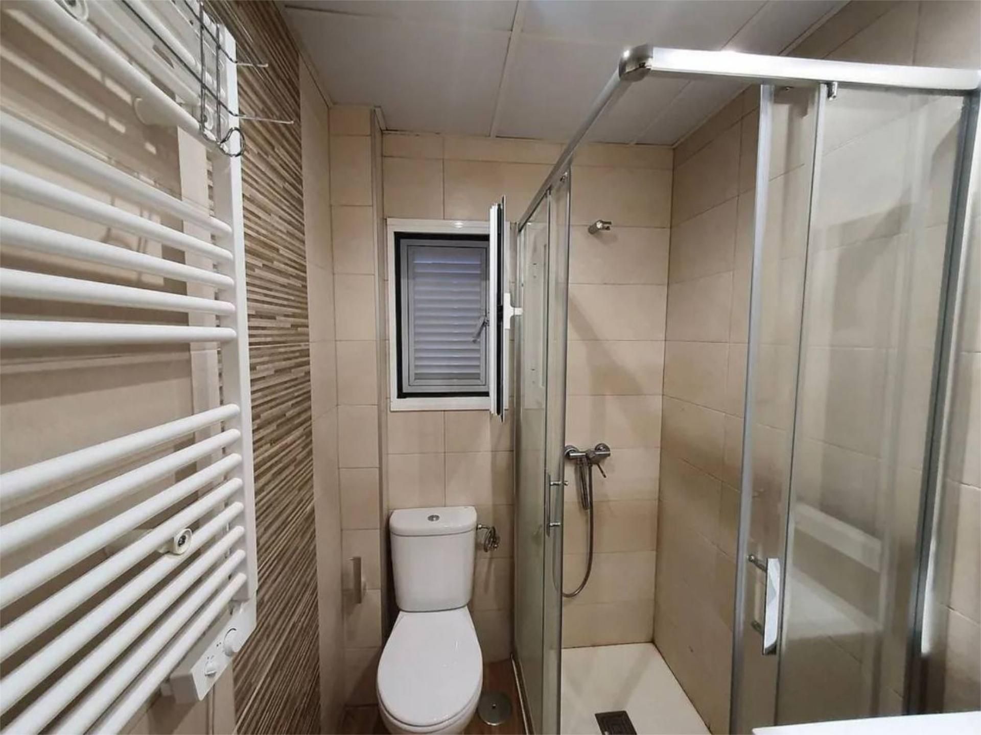 Bathroom of Flat to rent in  Barcelona Capital  with Air Conditioner, Heating and Terrace