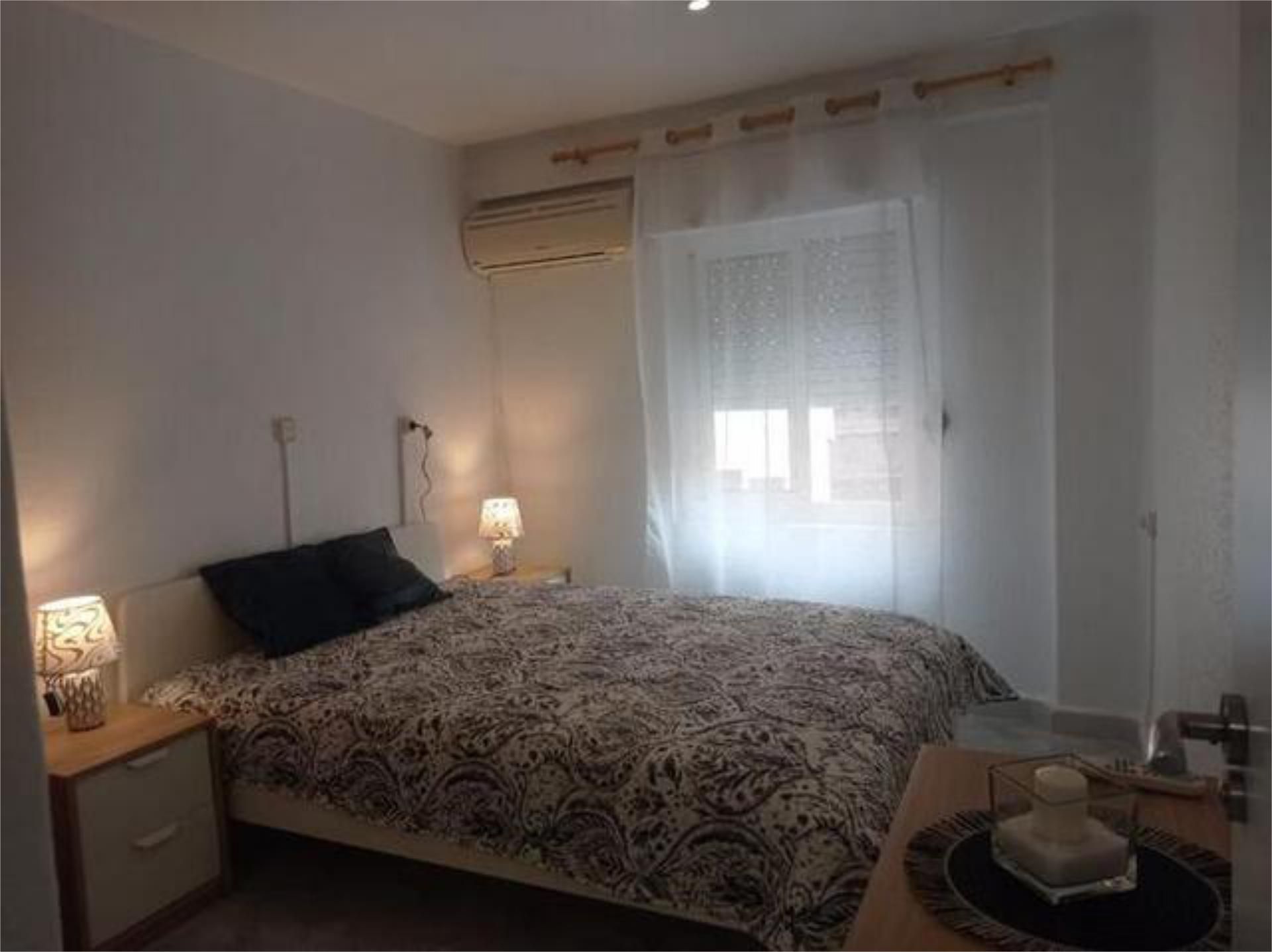 Dormitori de Apartament de lloguer en  Murcia Capital amb Traster i Moblat