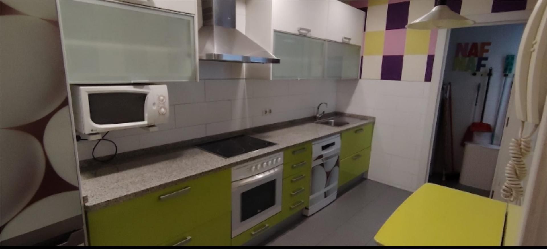 Cuina de Pis de lloguer en León Capital  amb Calefacció, Parquet i Traster
