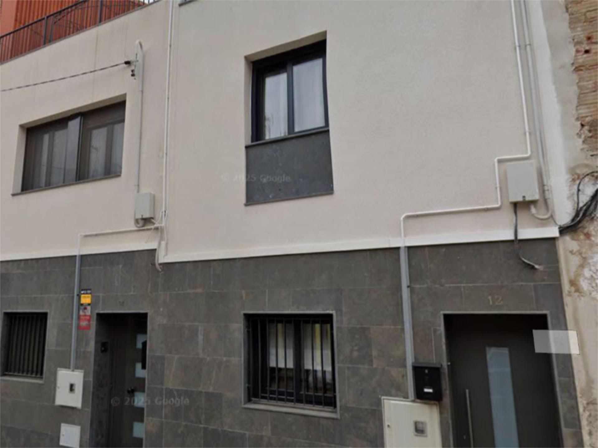 Vista exterior de Casa adosada en venda en Terrassa amb Terrassa i Balcó
