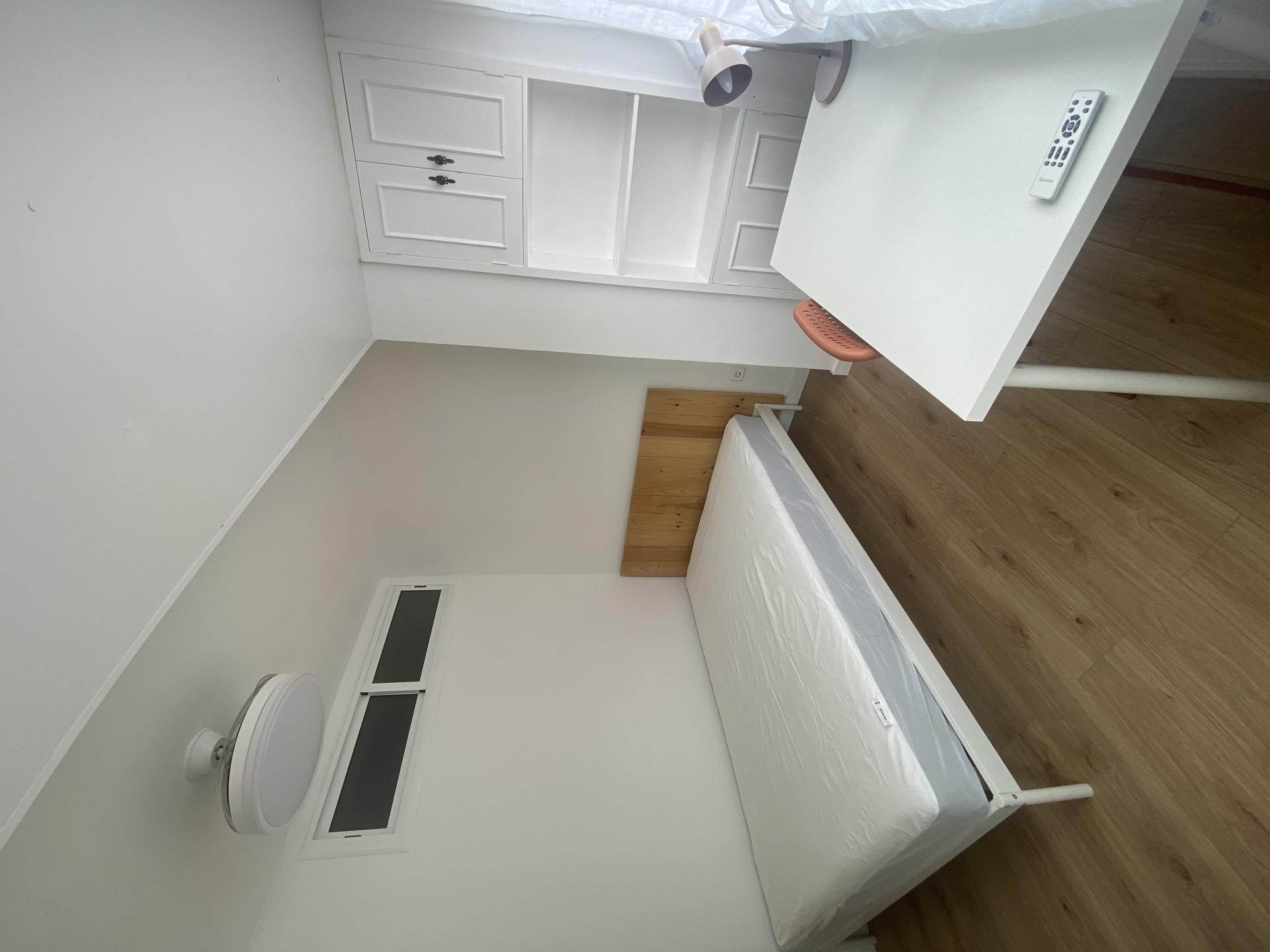 Bedroom of Flat to share in Terrassa  with Air Conditioner, Parquet flooring and Furnished