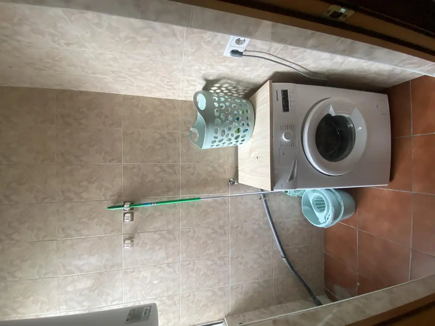Bathroom of Flat for share in Terrassa  with Air Conditioner, Parquet flooring and Furnished