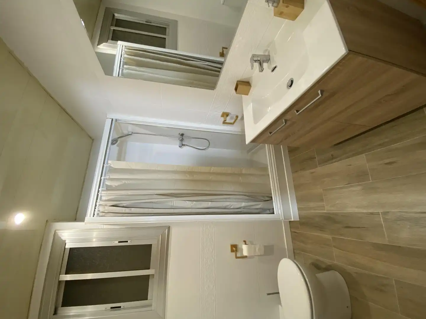 Bathroom of Flat for share in Terrassa  with Air Conditioner, Parquet flooring and Furnished