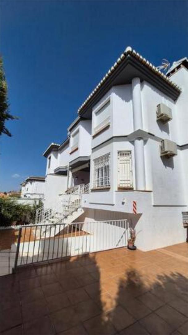 Vista exterior de Casa adosada de lloguer en Albolote amb Calefacció, Jardí privat i Terrassa
