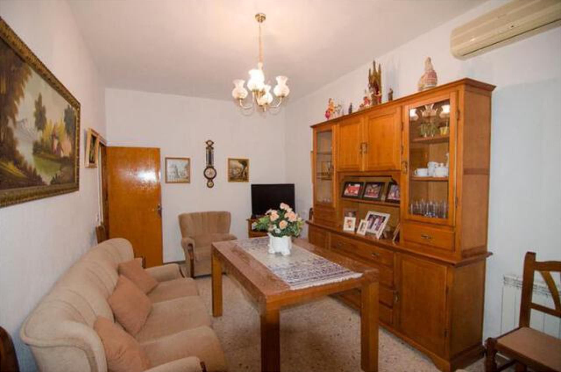 Casa adosada en venda a La Puebla de Montalbán Sala d'estar de Casa adosada en venda en La Puebla de Montalbán amb Calefacció, Terrassa i Moblat