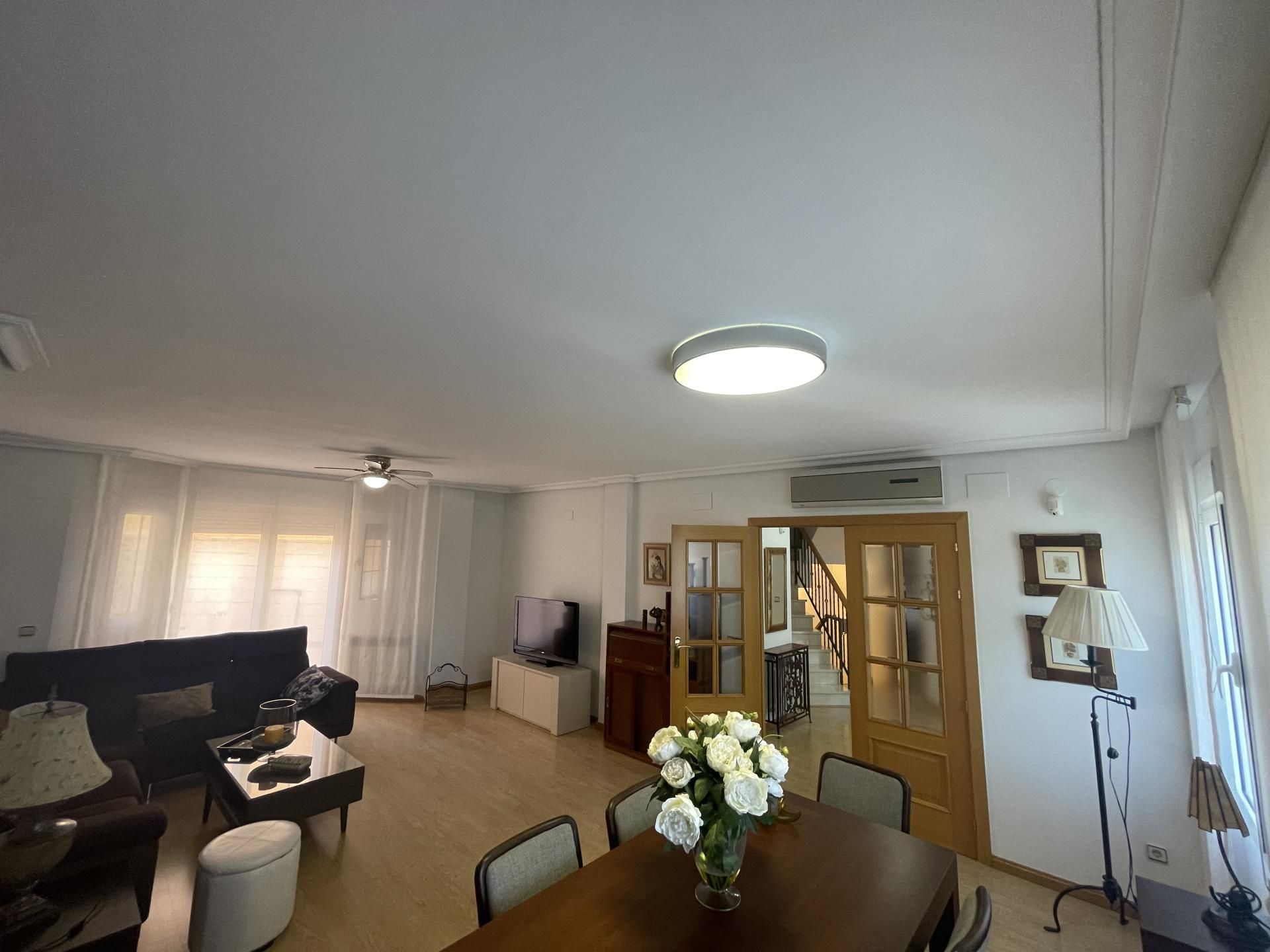 Sala d'estar de Casa adosada en venda en  Albacete Capital amb Aire condicionat, Calefacció i Jardí privat