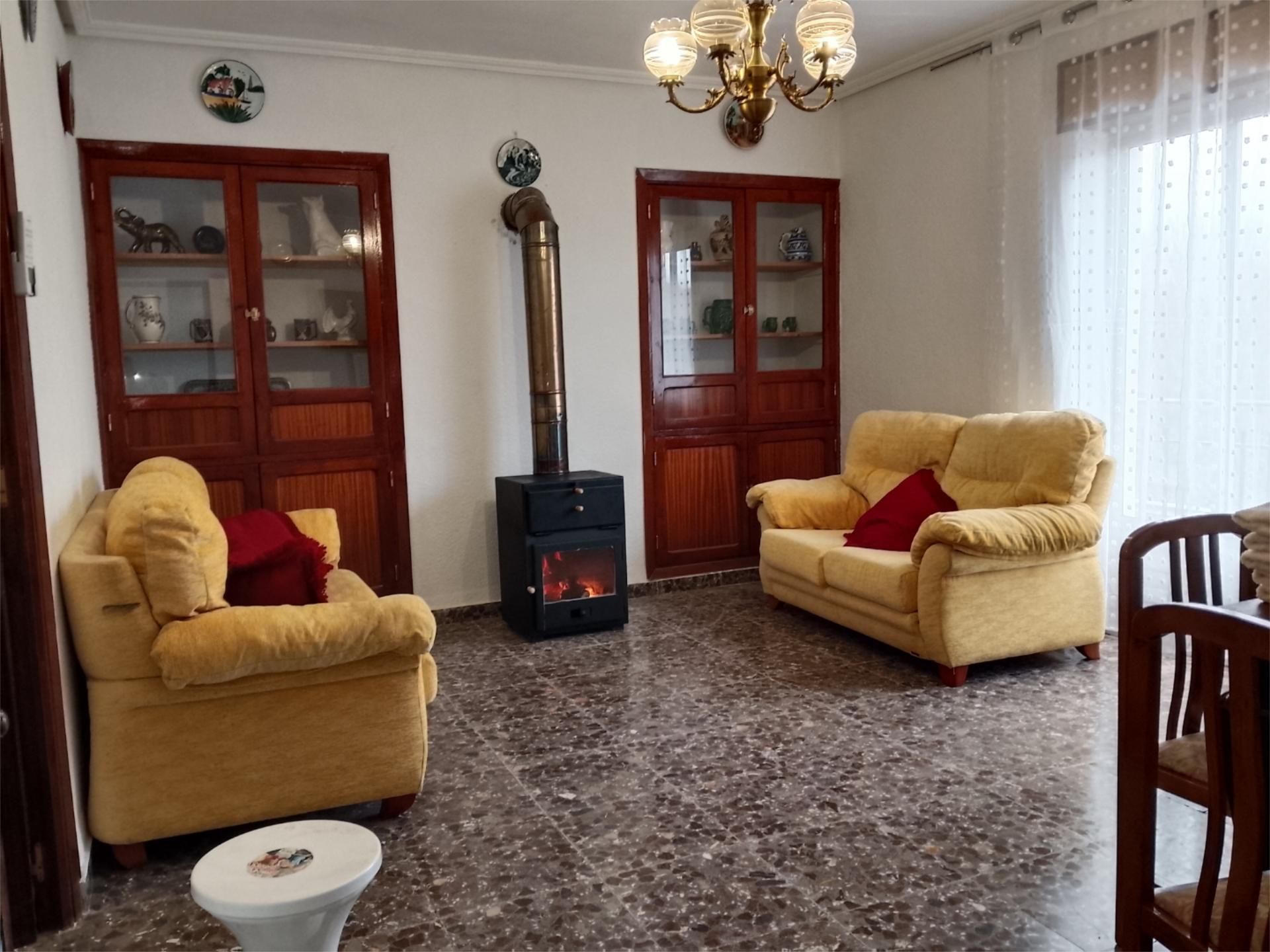 Casa adosada en venda a Calle Extramuros Carretera Jaén, 25, Alcaraz Sala d'estar de Casa adosada en venda en Alcaraz amb Aire condicionat, Calefacció i Moblat