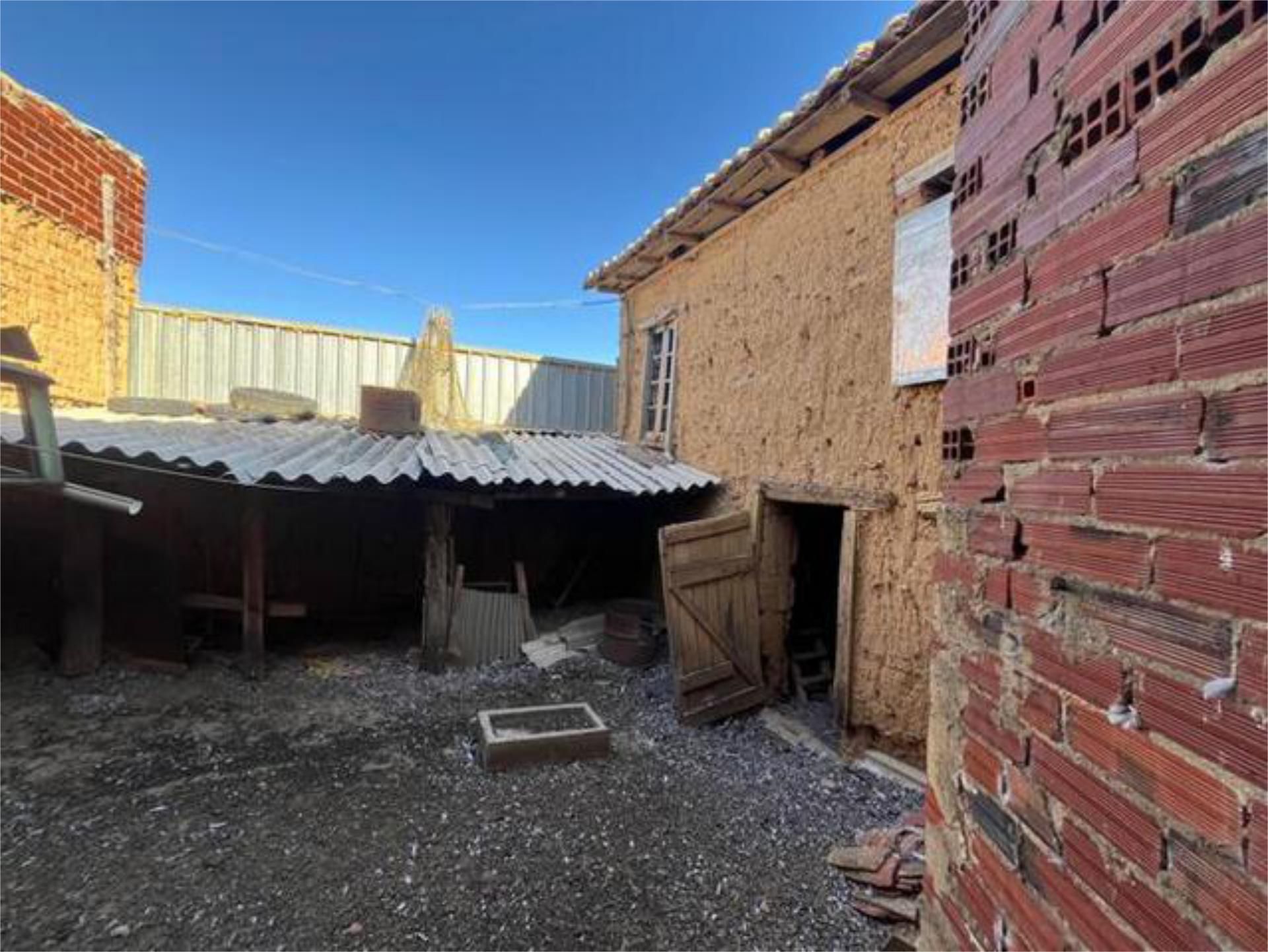 Vista exterior de Casa o xalet en venda en Matadeón de los Oteros amb Terrassa