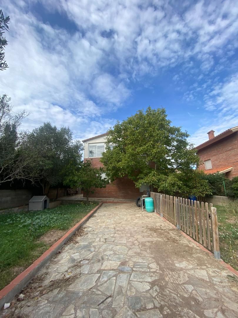 Vista exterior de Casa o xalet en venda en La Llacuna amb Terrassa i Piscina