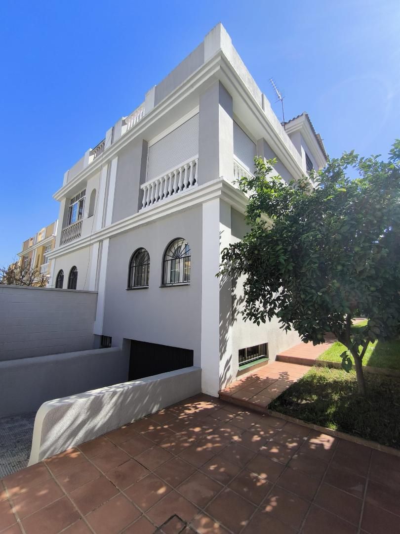 Exterior view of House or chalet for sale in Mairena del Aljarafe  with Air Conditioner, Heating and Private garden