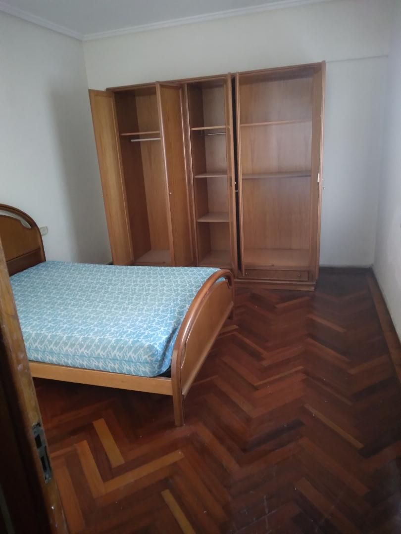 Bedroom of Flat to share in Vigo   with Parquet flooring, Furnished and Washing machine