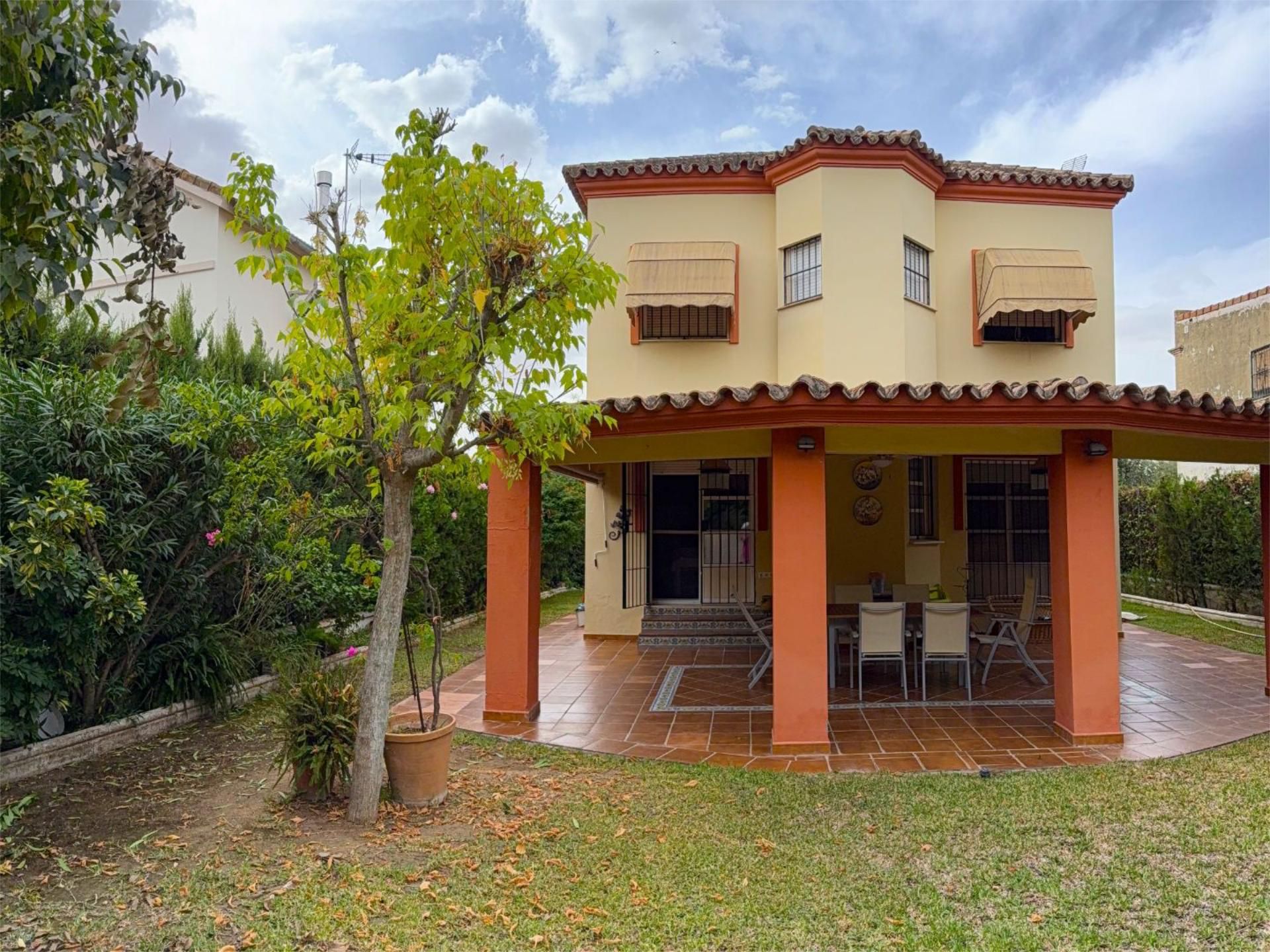 House or chalet for sale in Calle Guadaíra, 5, Gelves Garden of House or chalet for sale in Gelves with Air Conditioner, Terrace and Swimming Pool