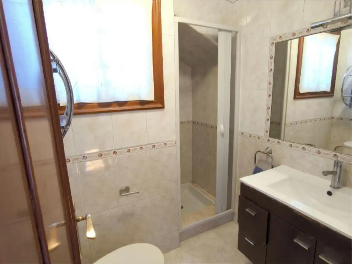 Casa adosada en venta en Rúa de Leonardo Alonso, 16, Comesaña - Matamá Baño de Casa adosada en venta en Vigo con Calefacción, Parquet y Terraza