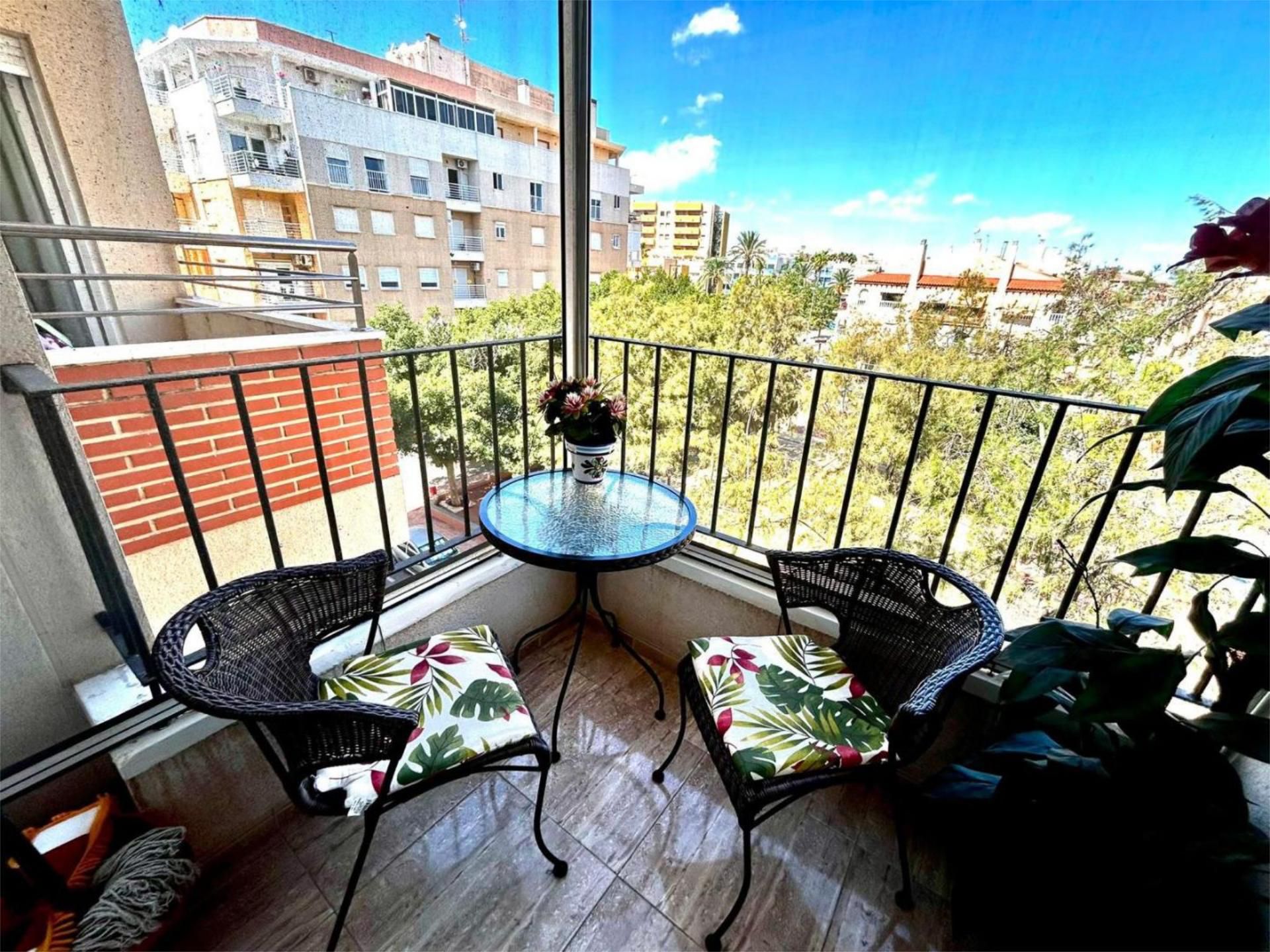 Vista exterior de Pis en venda en Torrevieja amb Aire condicionat i Balcó