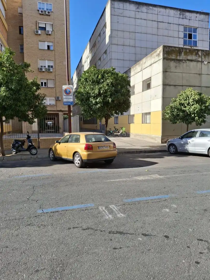 Parking de Local en venta en Sevilla