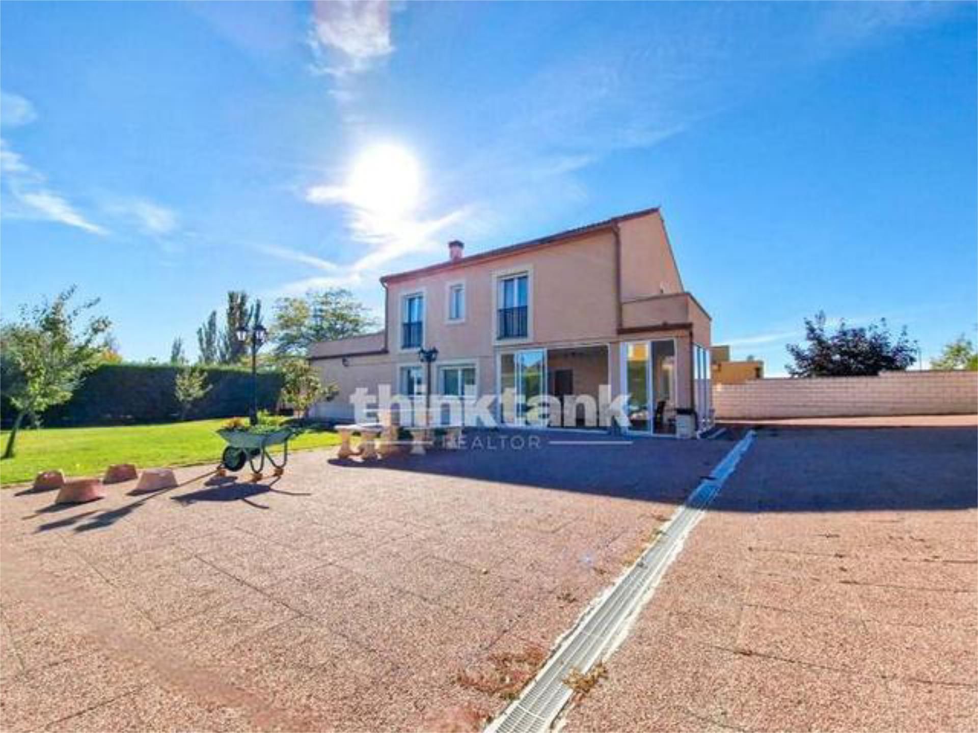 Vista exterior de Casa adosada en venda en Renedo de Esgueva amb Jardí privat, Terrassa i Traster