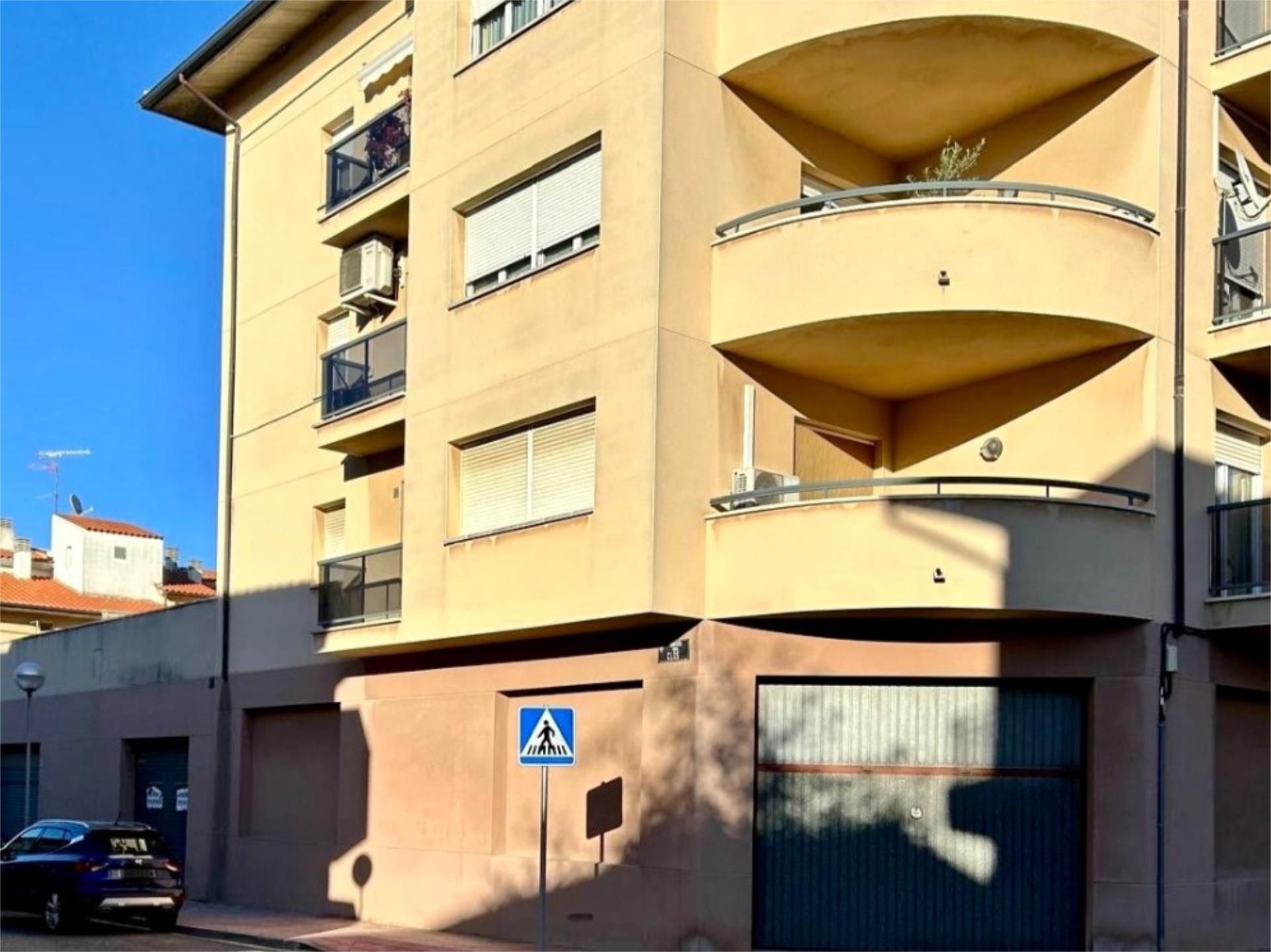 Vista exterior de Pis en venda en Agramunt amb Aire condicionat, Terrassa i Balcó