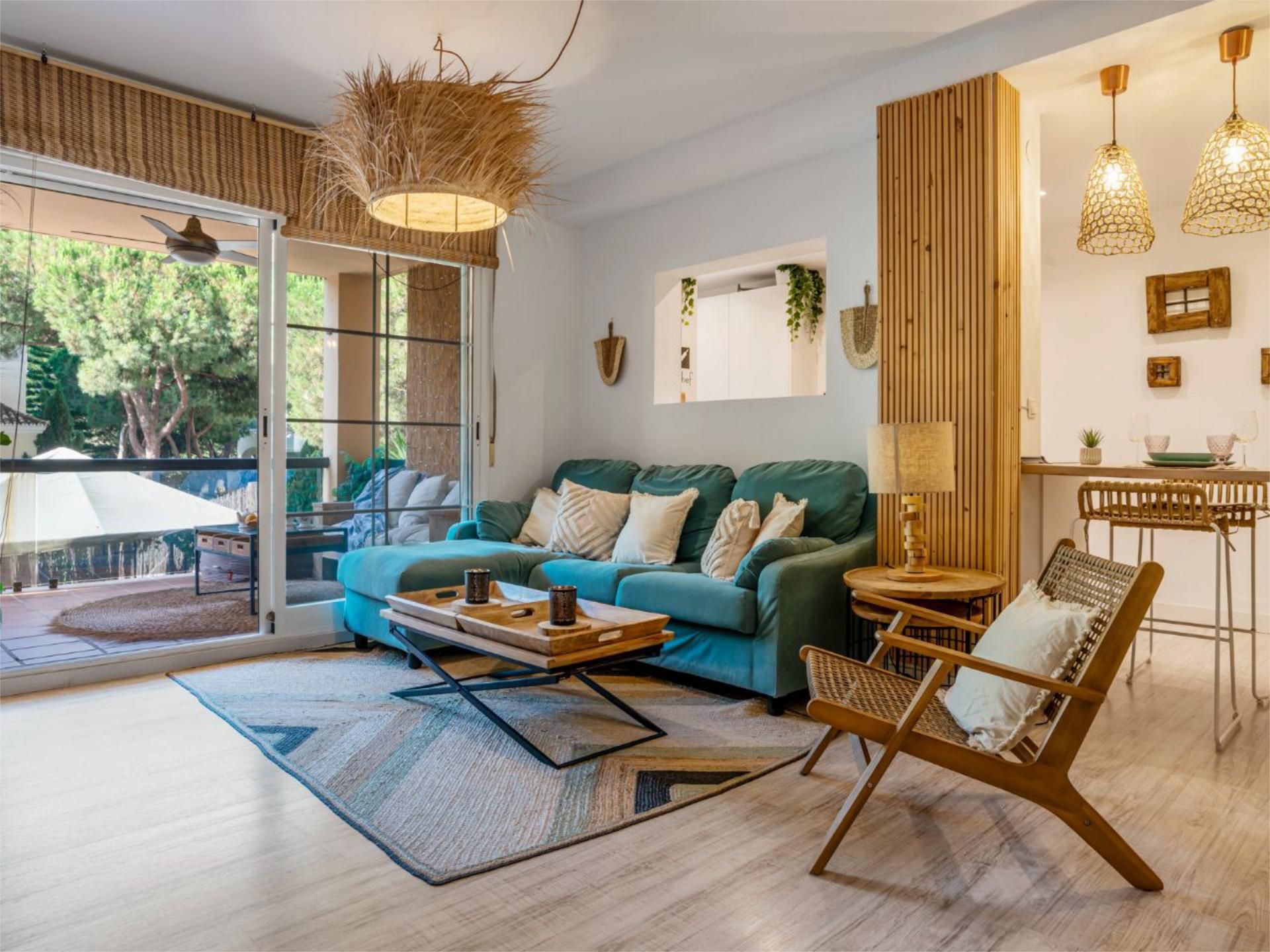 Sala d'estar de Pis de lloguer en Marbella amb Aire condicionat, Jardí privat i Parquet