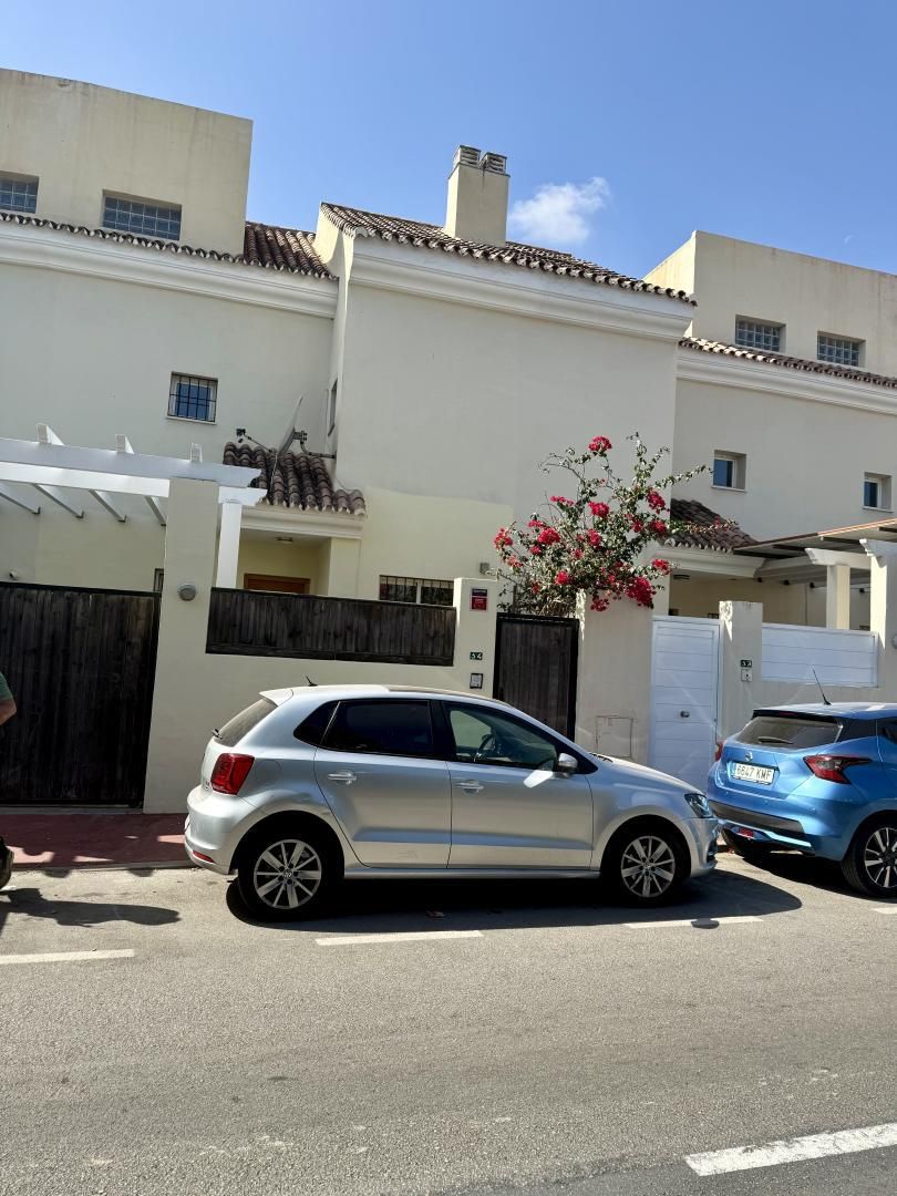 Vista exterior de Casa o xalet en venda en Marbella amb Aire condicionat, Terrassa i Piscina