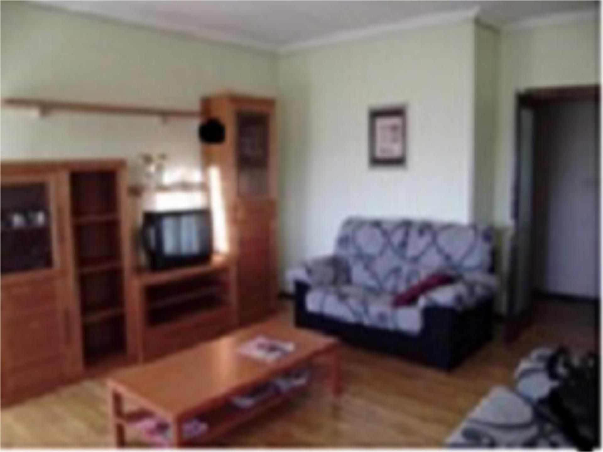 Living room of Flat to share in Valladolid Capital  with Heating, Private garden and Parquet flooring