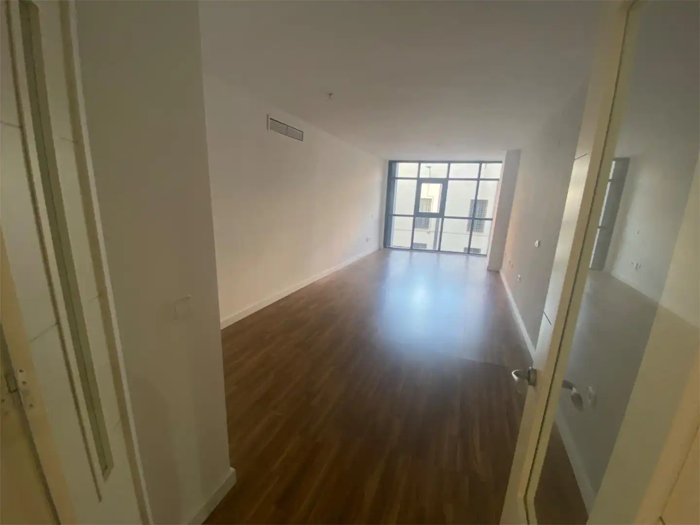 Living room of Flat for sale in Sevilla  with Air Conditioner, Heating and Parquet flooring