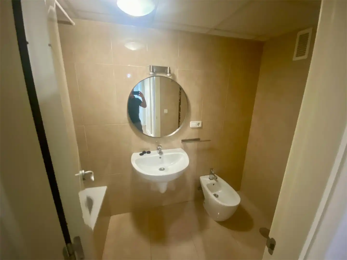 Bathroom of Flat for sale in Sevilla  with Air Conditioner, Heating and Parquet flooring