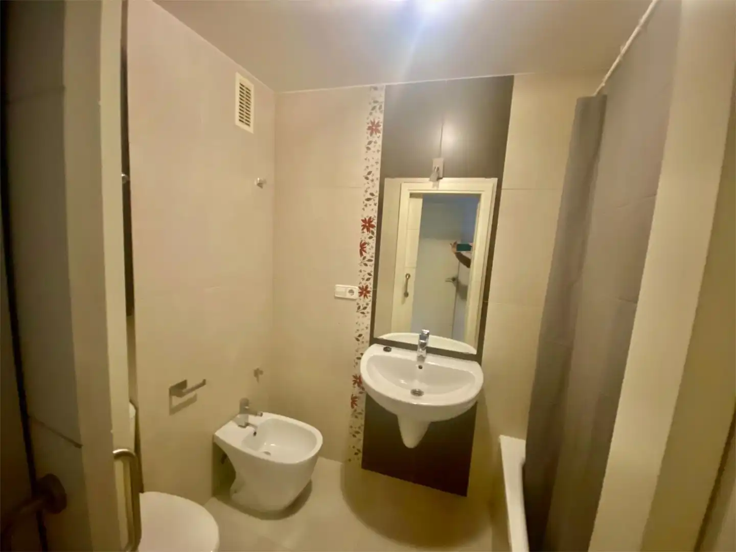 Bathroom of Flat for sale in Sevilla  with Air Conditioner, Heating and Parquet flooring