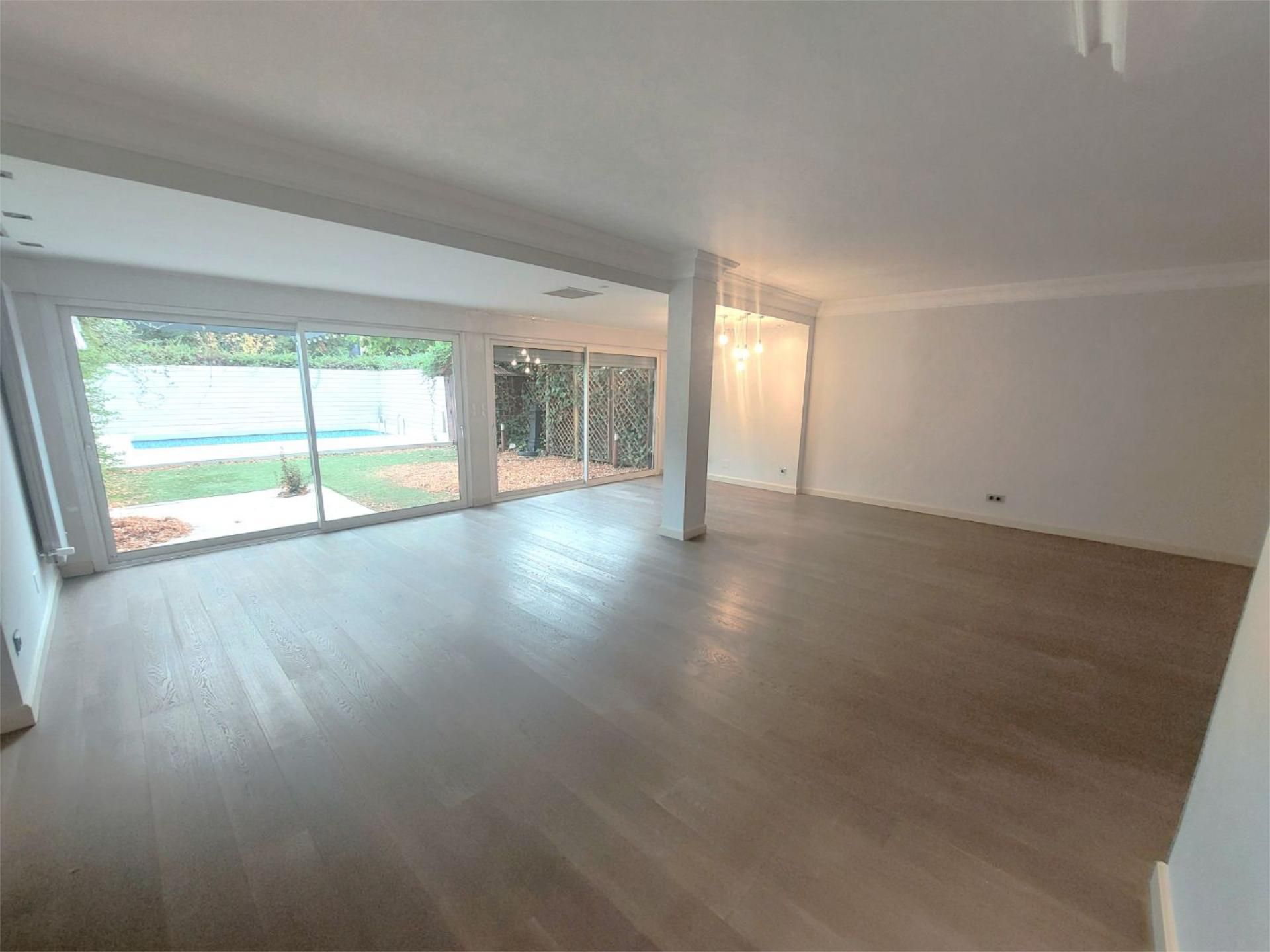 Single-family semi-detached to rent in  Madrid Capital  with Air Conditioner, Heating and Private garden