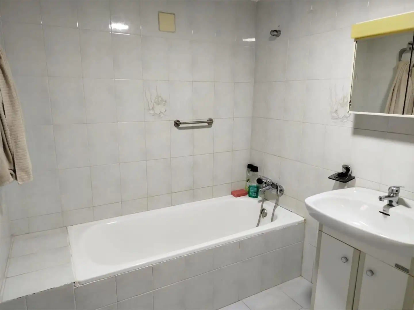 Badezimmer von Erdgeschoss zum Verkauf in Acehúche mit Terrasse und Möbliert