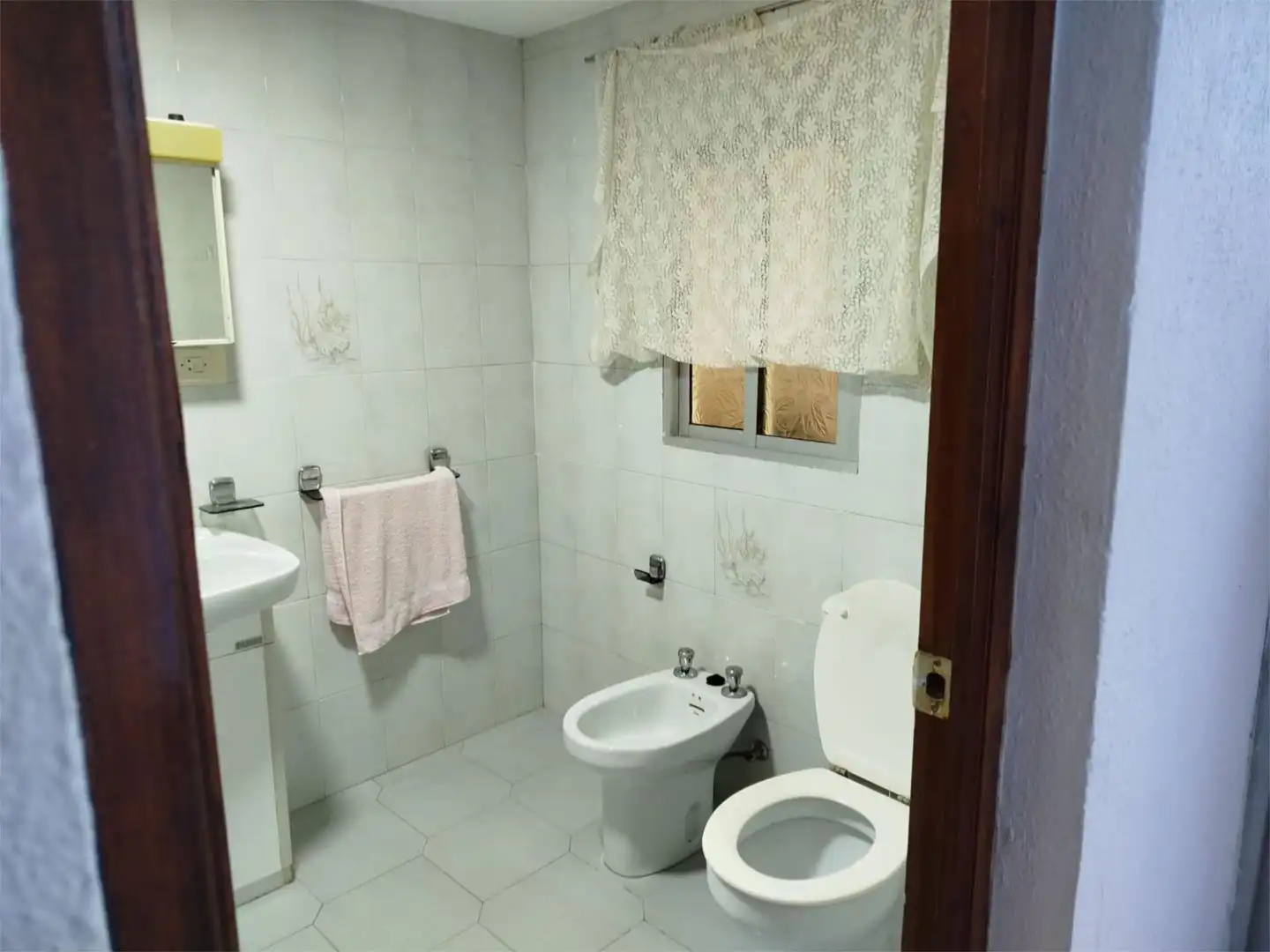Badezimmer von Erdgeschoss zum Verkauf in Acehúche mit Terrasse und Möbliert