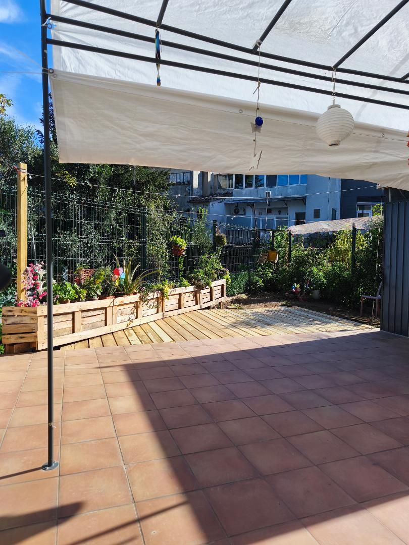 Piso en venta en Carrer Gavarres, 8, Llagostera Terraza de Piso en venta en Llagostera con Calefacción, Jardín privado y Parquet