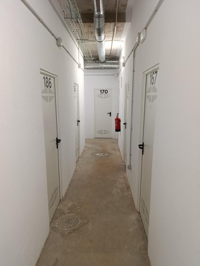 Box room to rent in Dos Hermanas