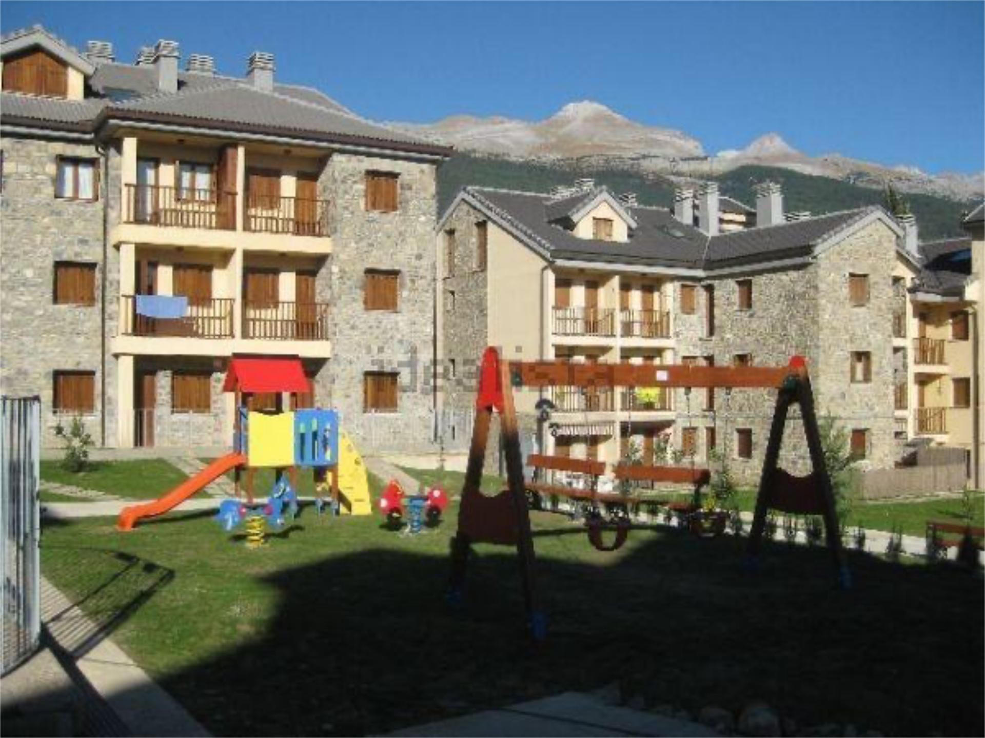 Vista exterior de Apartament de lloguer en Villanúa amb Calefacció, Parquet i Terrassa