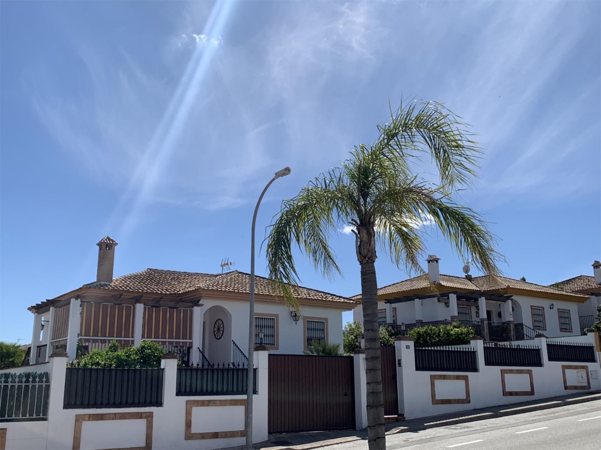 Vista exterior de Casa o xalet en venda en Alhaurín de la Torre amb Aire condicionat i Piscina