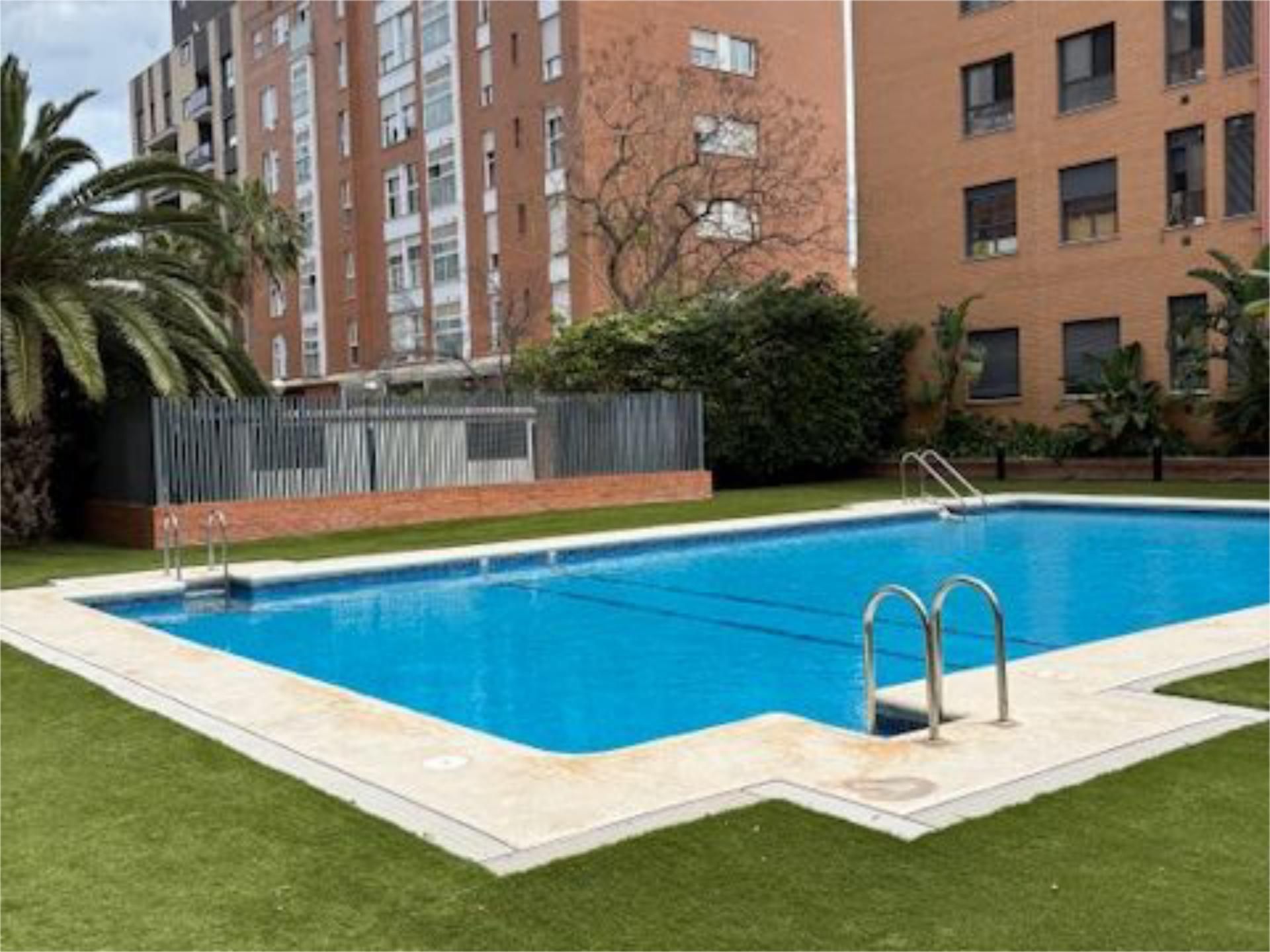 Swimming pool of Flat to rent in  Valencia Capital  with Air Conditioner, Heating and Private garden