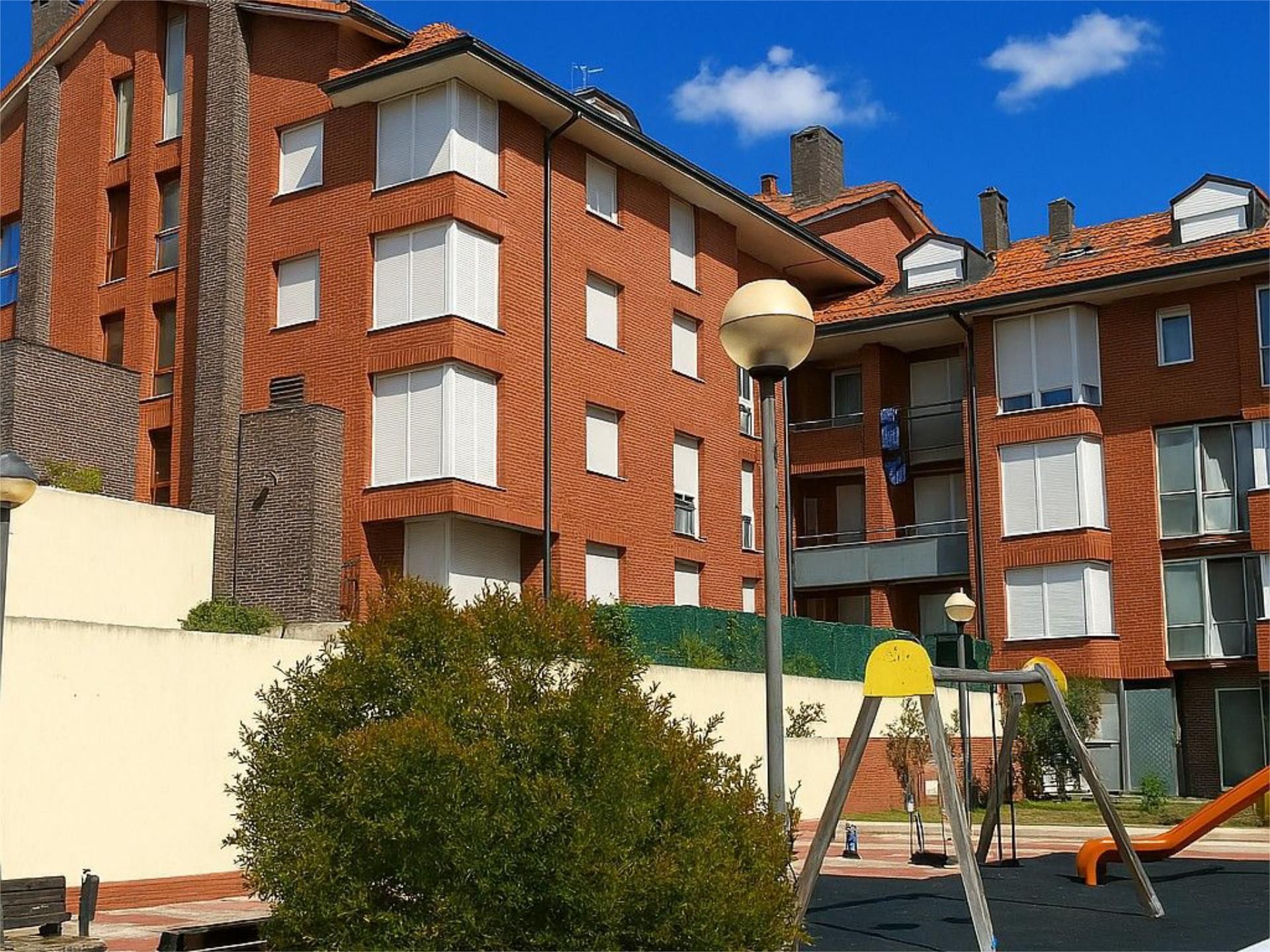Vista exterior de Piso en venta en San Vicente de la Barquera con Calefacción, Jardín privado y Parquet
