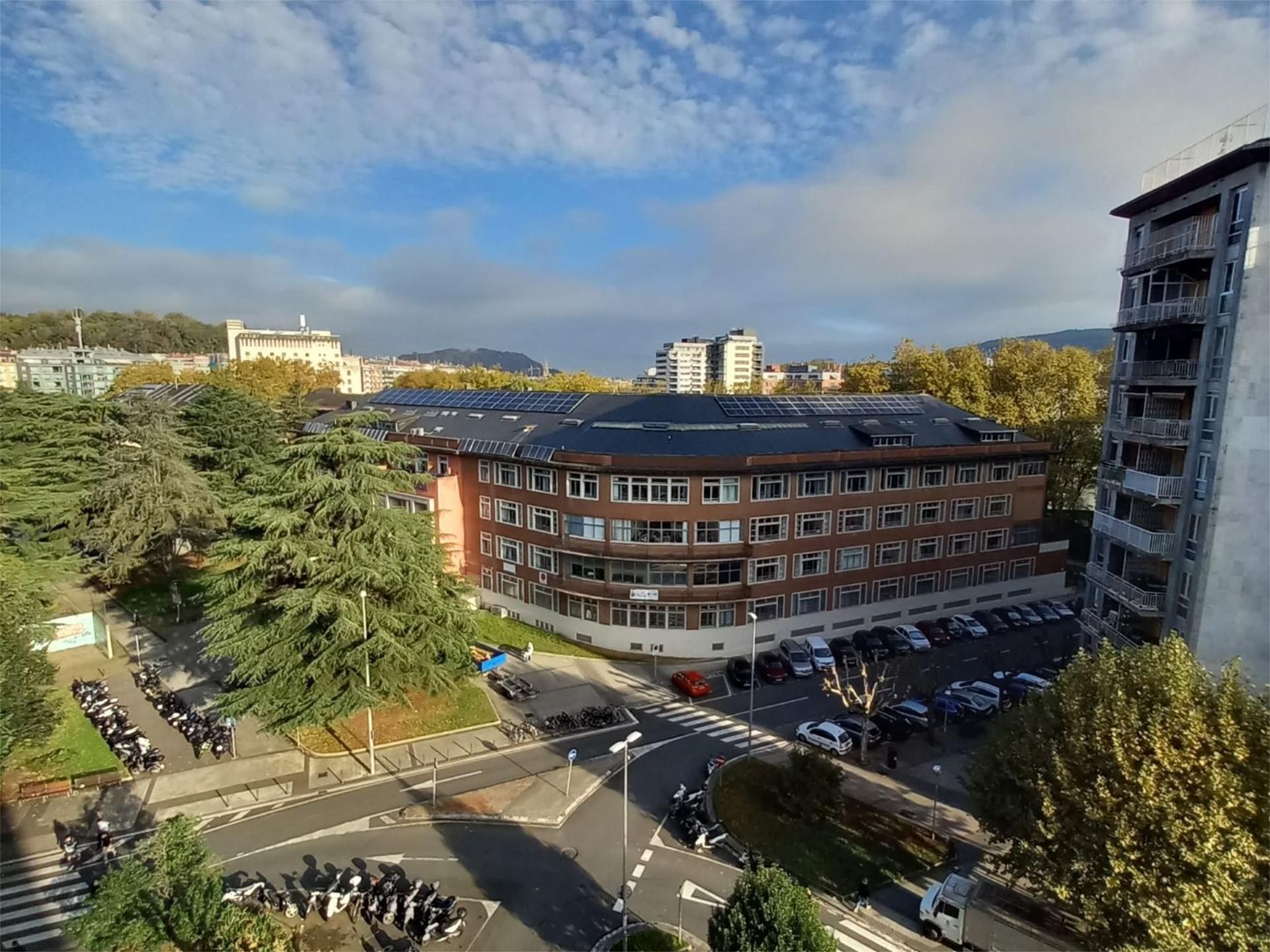 Vista exterior de Pis en venda en Donostia - San Sebastián  amb Terrassa i Balcó