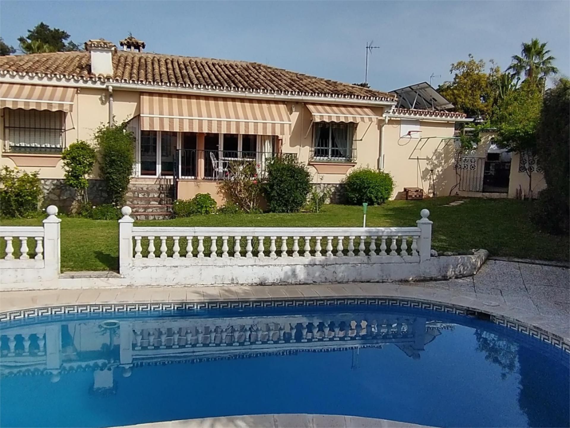 Vista exterior de Casa o xalet en venda en Marbella amb Aire condicionat, Terrassa i Piscina