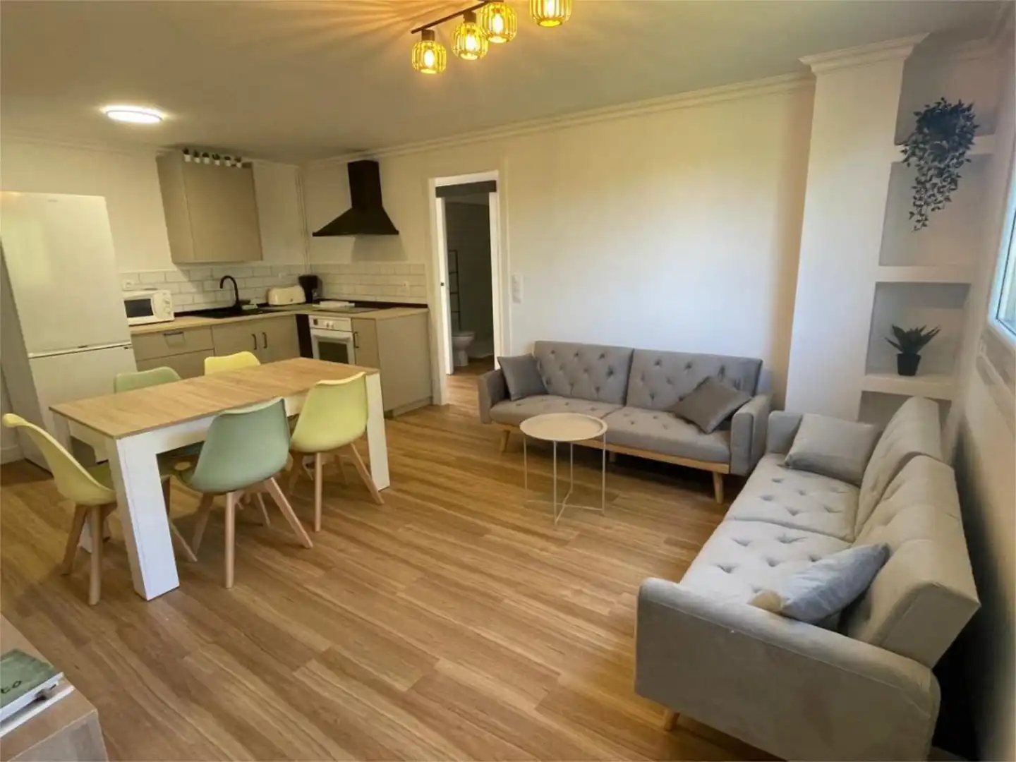 Sala de estar de Piso de alquiler en Oleiros con Parquet y Amueblado