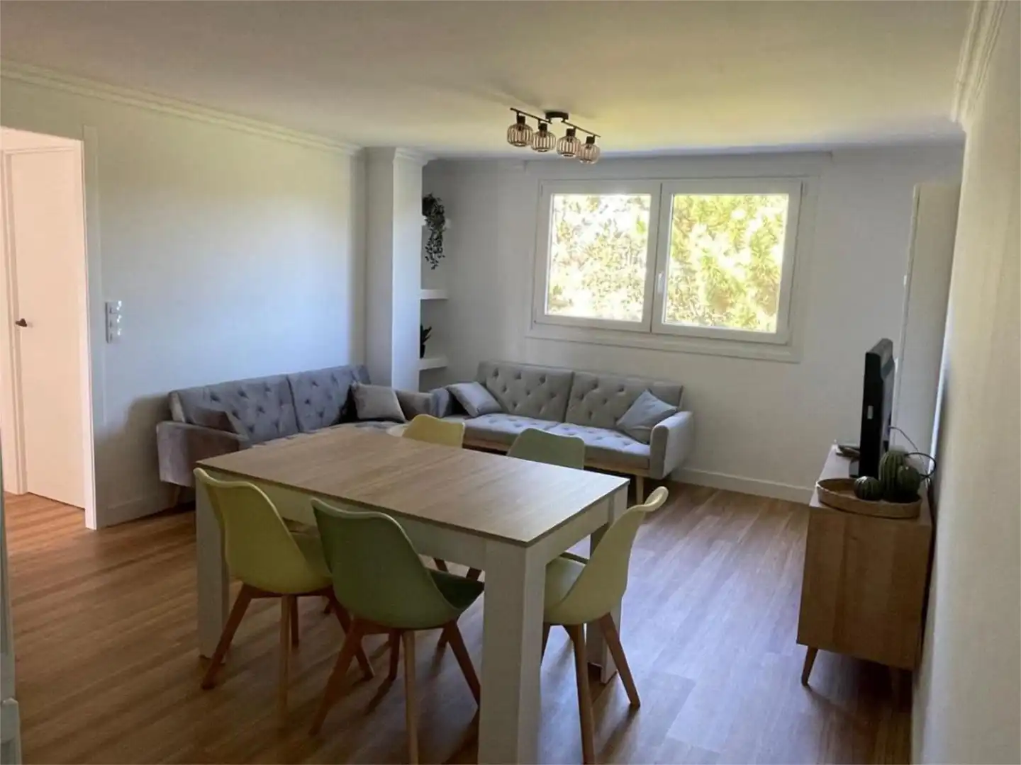 Comedor de Piso de alquiler en Oleiros con Parquet y Amueblado