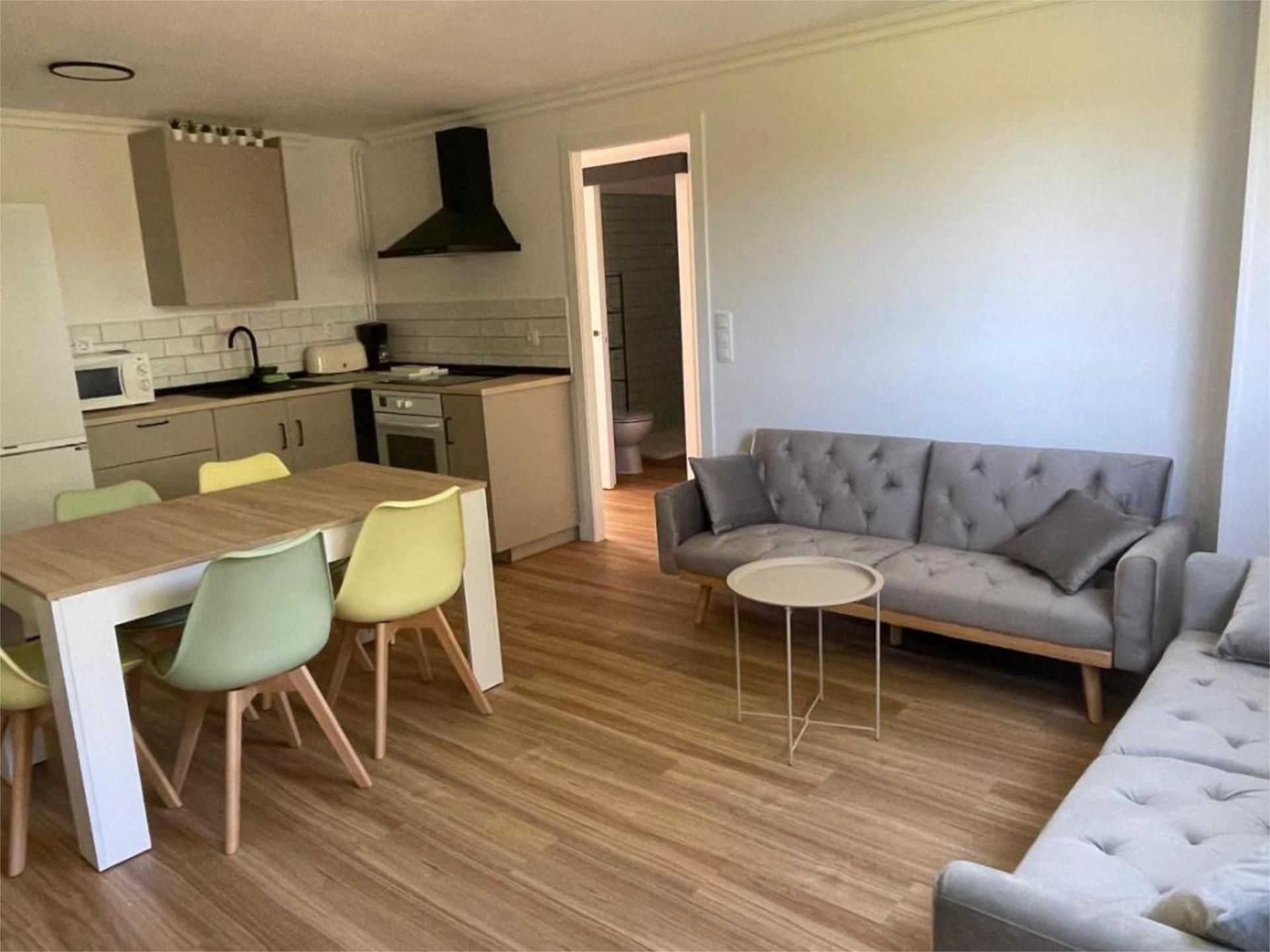 Sala d'estar de Pis de lloguer en Oleiros amb Parquet i Moblat