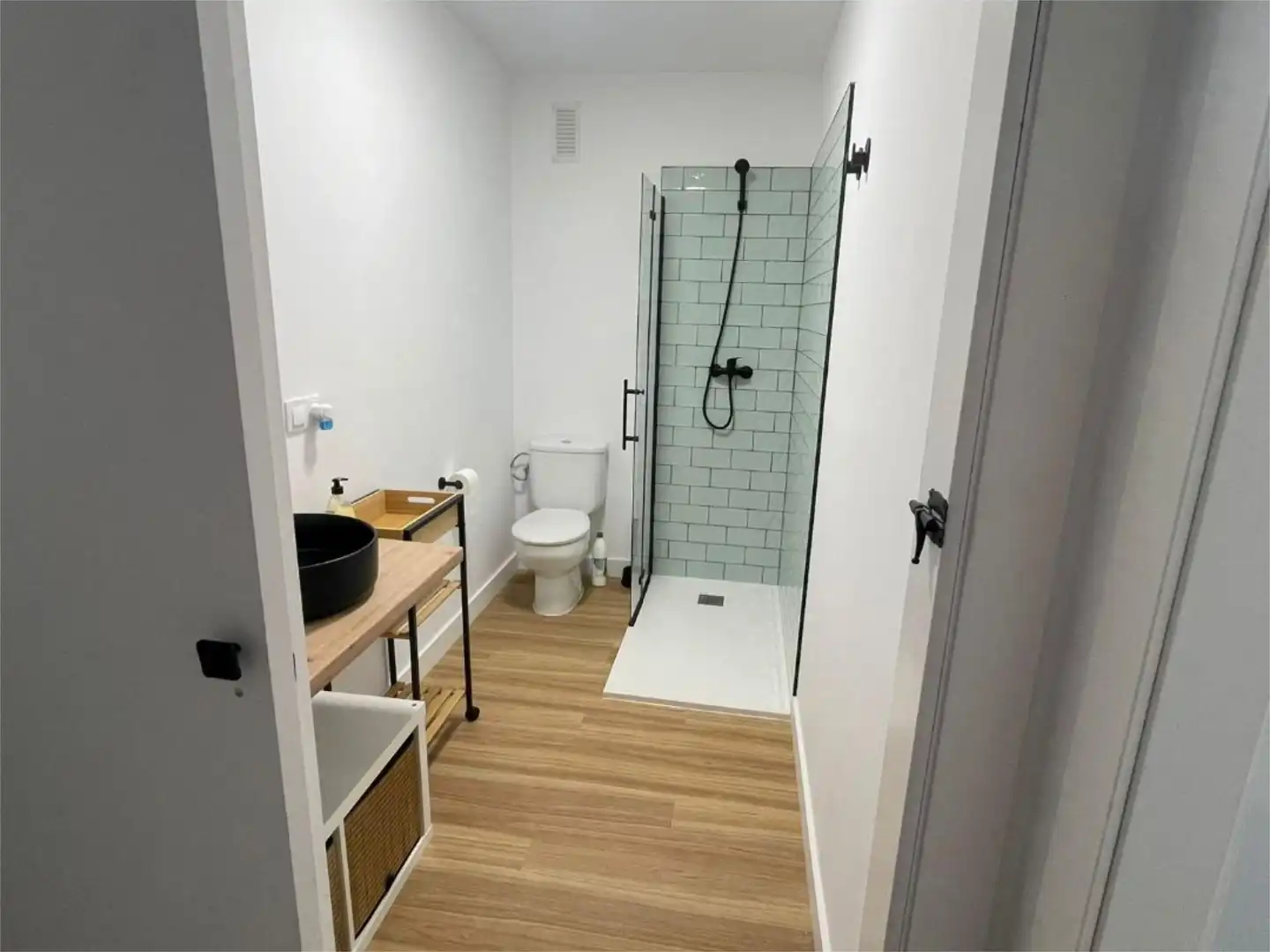 Baño de Piso de alquiler en Oleiros con Parquet y Amueblado