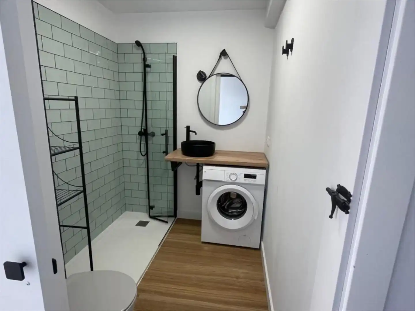 Baño de Piso de alquiler en Oleiros con Parquet y Amueblado