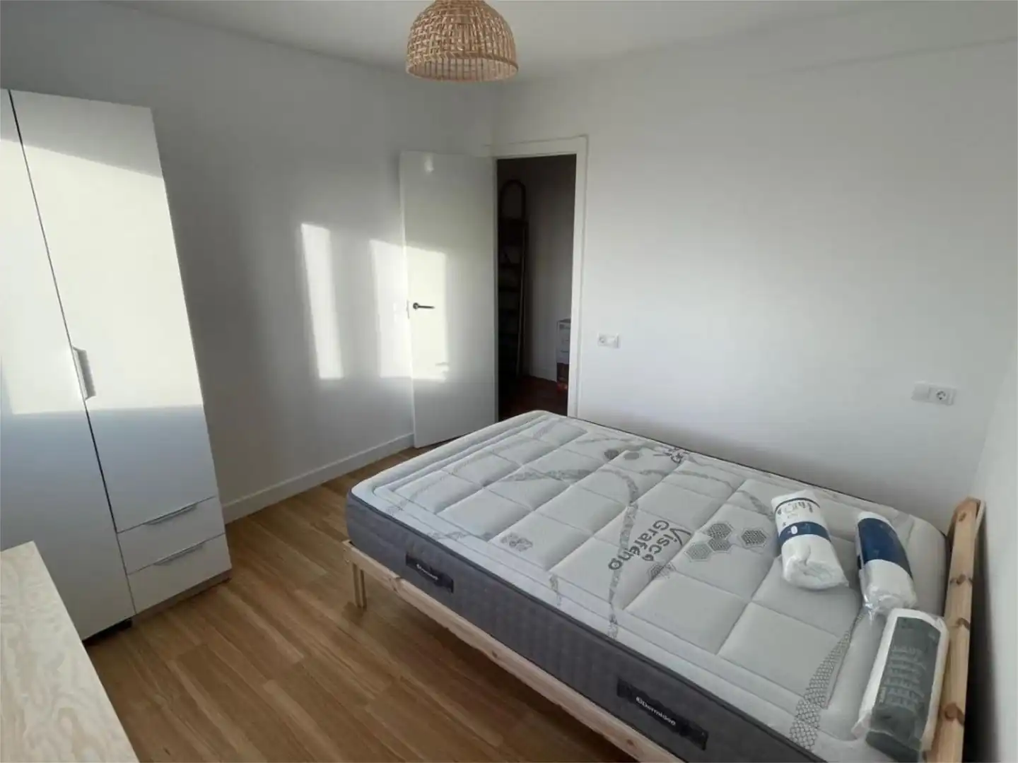 Habitación de Piso de alquiler en Oleiros con Parquet y Amueblado